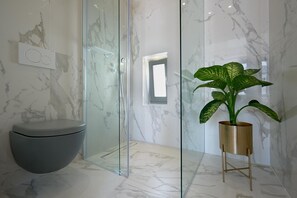 Shower, rainfall showerhead, free toiletries, hair dryer - Argonauta (Paros)