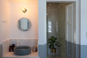 Shower, rainfall showerhead, free toiletries, hair dryer