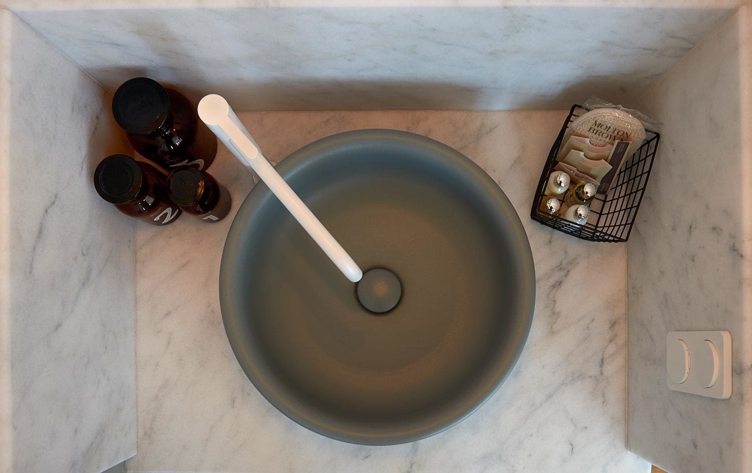 shower, rainfall showerhead, free toiletries, hair dryer