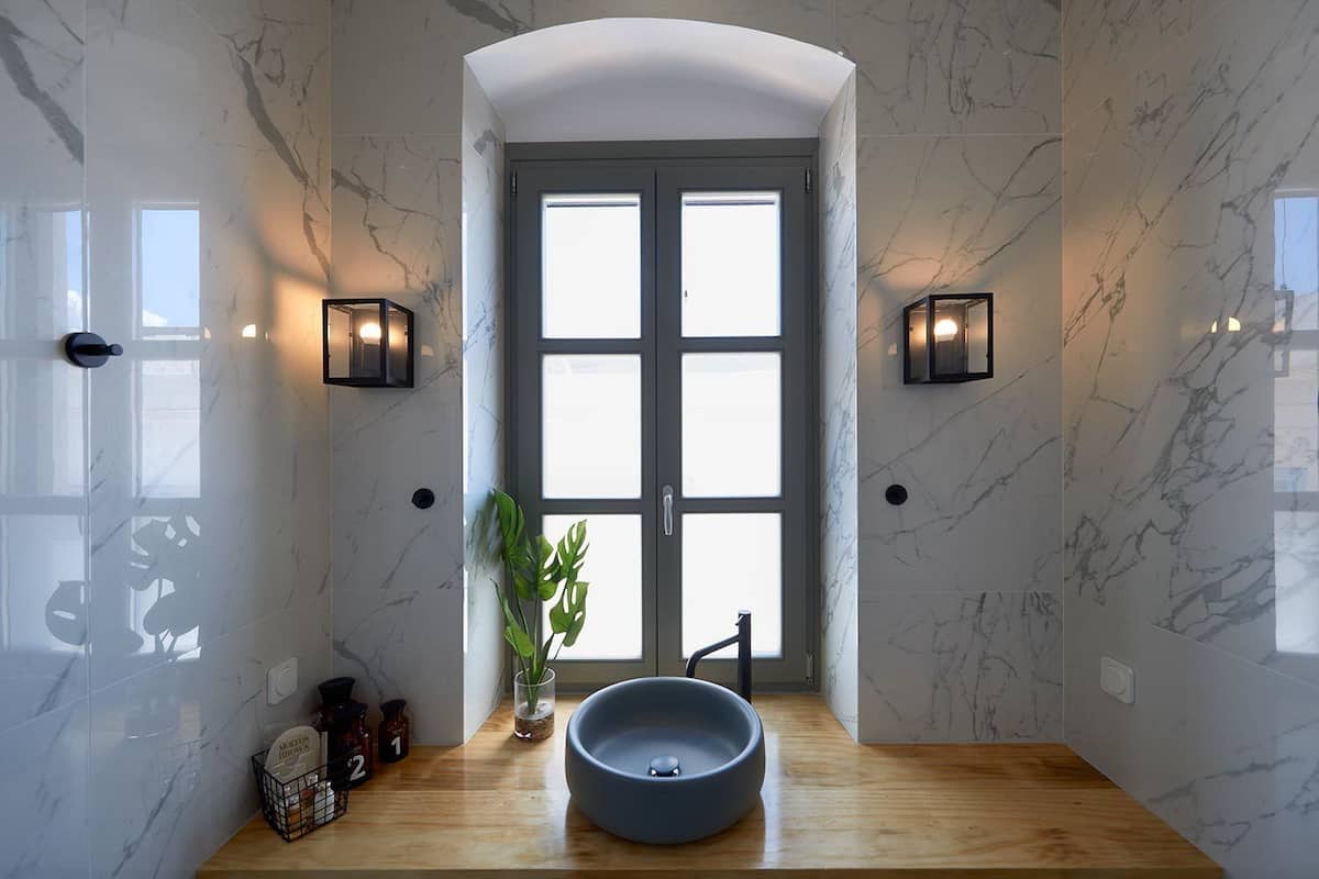 shower, rainfall showerhead, free toiletries, hair dryer