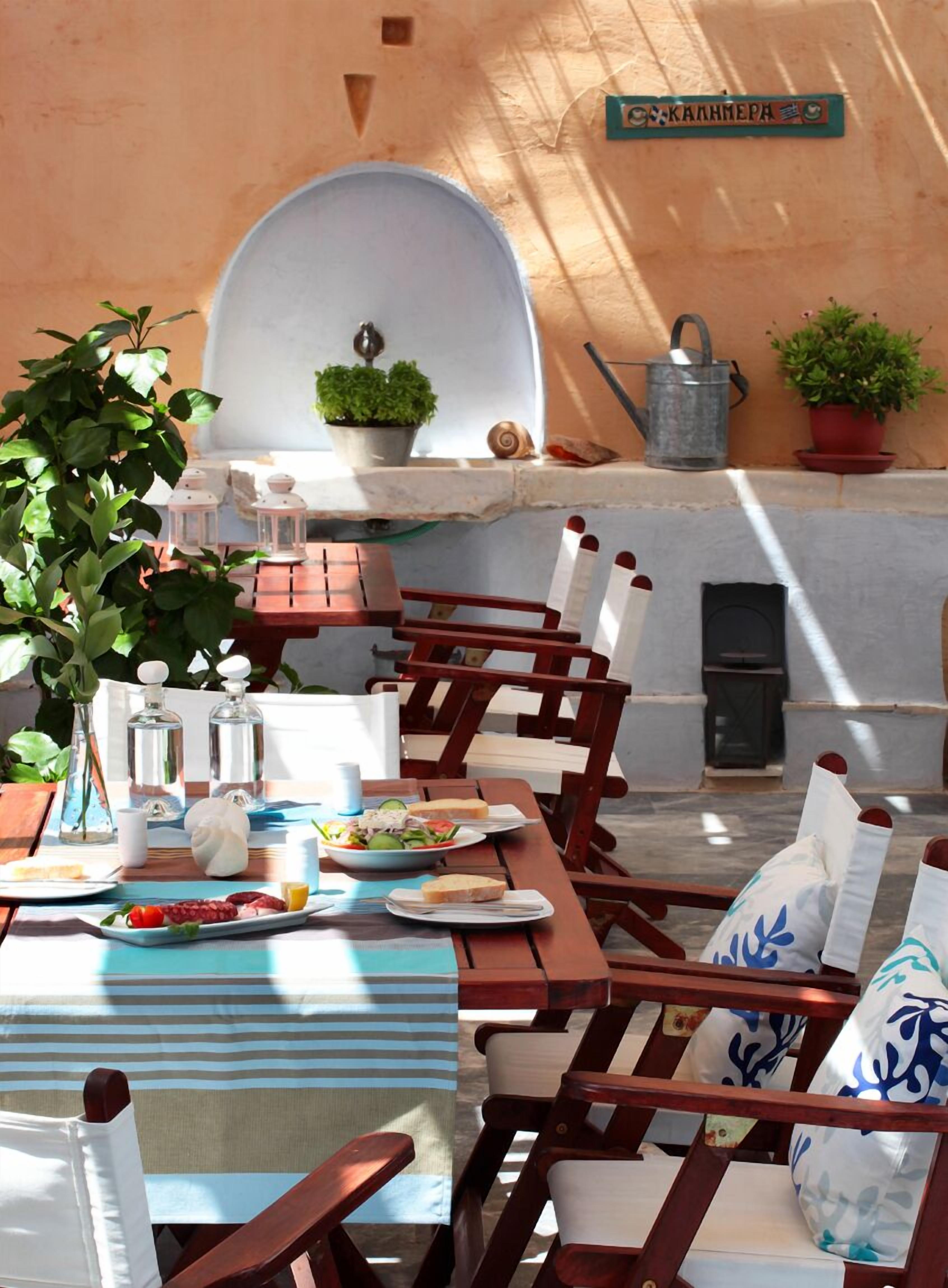 Phục vụ bữa sáng và bữa trưa, món ăn mang phong cách quốc tế 