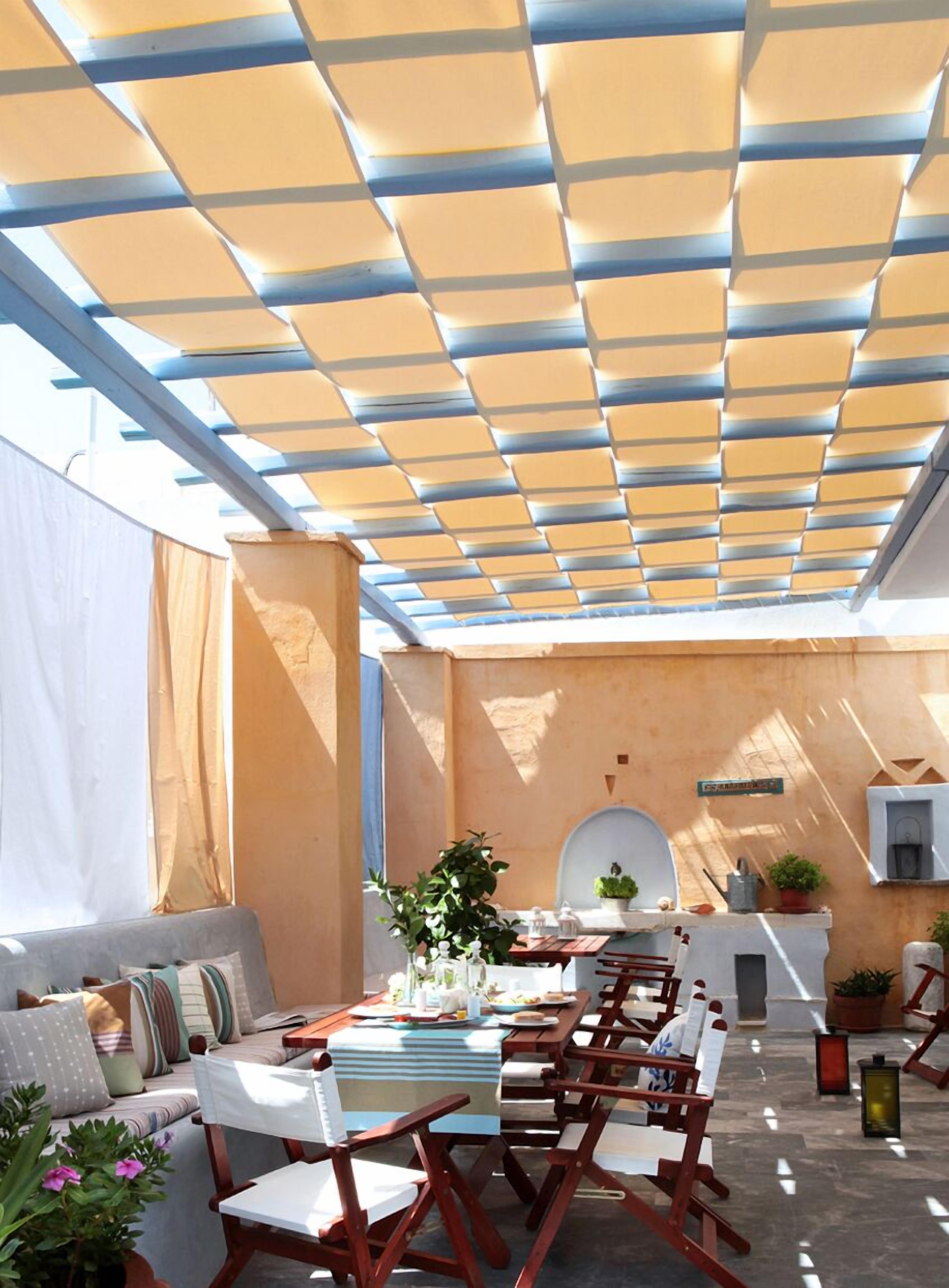 breakfast, lunch, brunch served; international cuisine