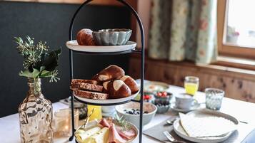 Makan tengah hari dan makan malam dihidangkan, masakan serantau