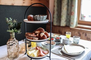 Serveert lunch en diner, regionale gerechten