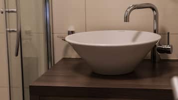 Superior Apartment | Bathroom | Free toiletries, hair dryer, towels