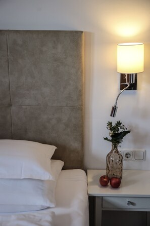 舒适双人房 | 高档床上用品、客房内保险箱、办公桌、笔记本电脑工作区