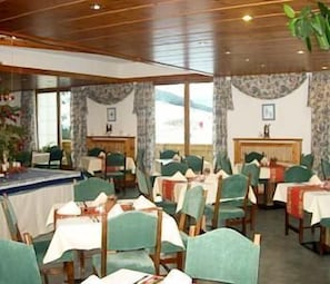 Melayani makan siang dan makan malam dengan sajian masakan daerah