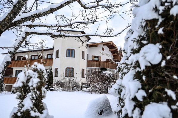 A multi-story hotel with a snow-covered exterior and a balcony. - Hotel Geisler Tulfes (Tulfes)