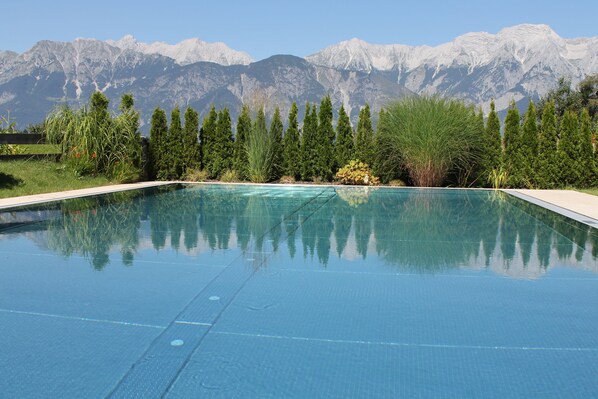 Kolam renang outdoor musiman