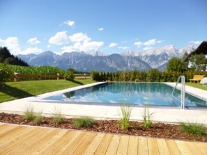 Kolam renang outdoor musiman