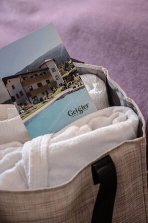 A bag with a printed card featuring a building and the name 'Geisler'. - Hotel Geisler Tulfes (Tulfes)