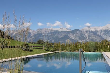 Piscine extérieure (ouverte en saison). Hotel Geisler Tulfes