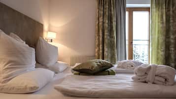 Quarto casal conforto | Roupas de cama premium, cofres nos quartos, escrivaninha