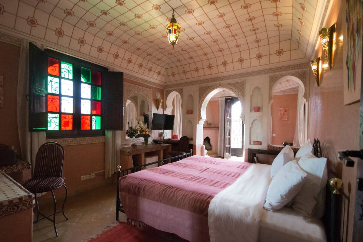 Deluxe Room (Pink) | Cadar kapas Mesir, peralatan tempat tidur premium, gebar bulu kapas