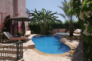 Piscina externa, guarda-sóis, espreguiçadeiras