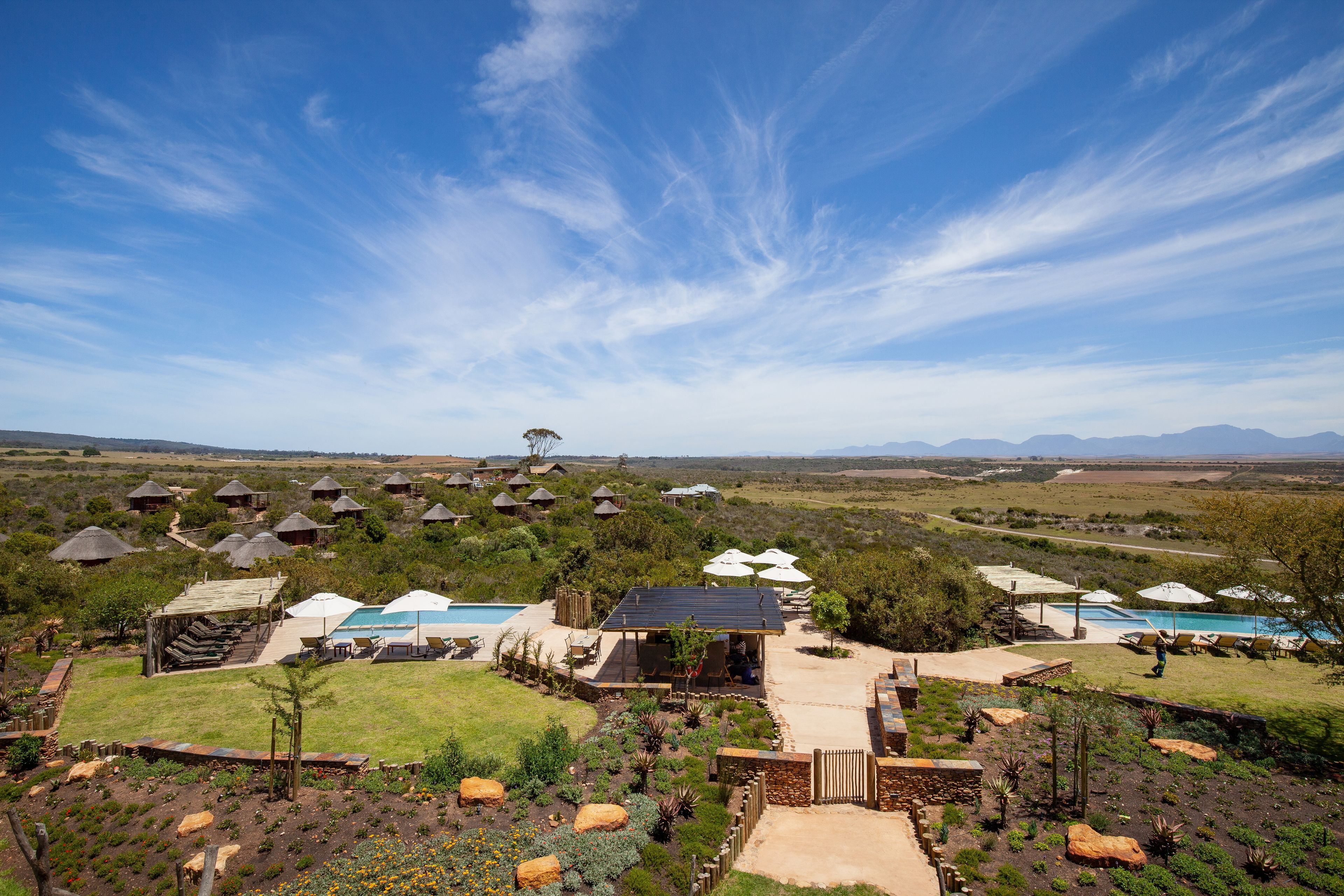 2 Außenpools, geöffnet von 07:00 Uhr bis 20:00 Uhr, Sonnenschirme