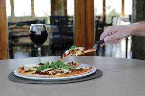 2 restaurants; breakfast, lunch, and dinner served - Garden Route Game Lodge (Albertinia)
