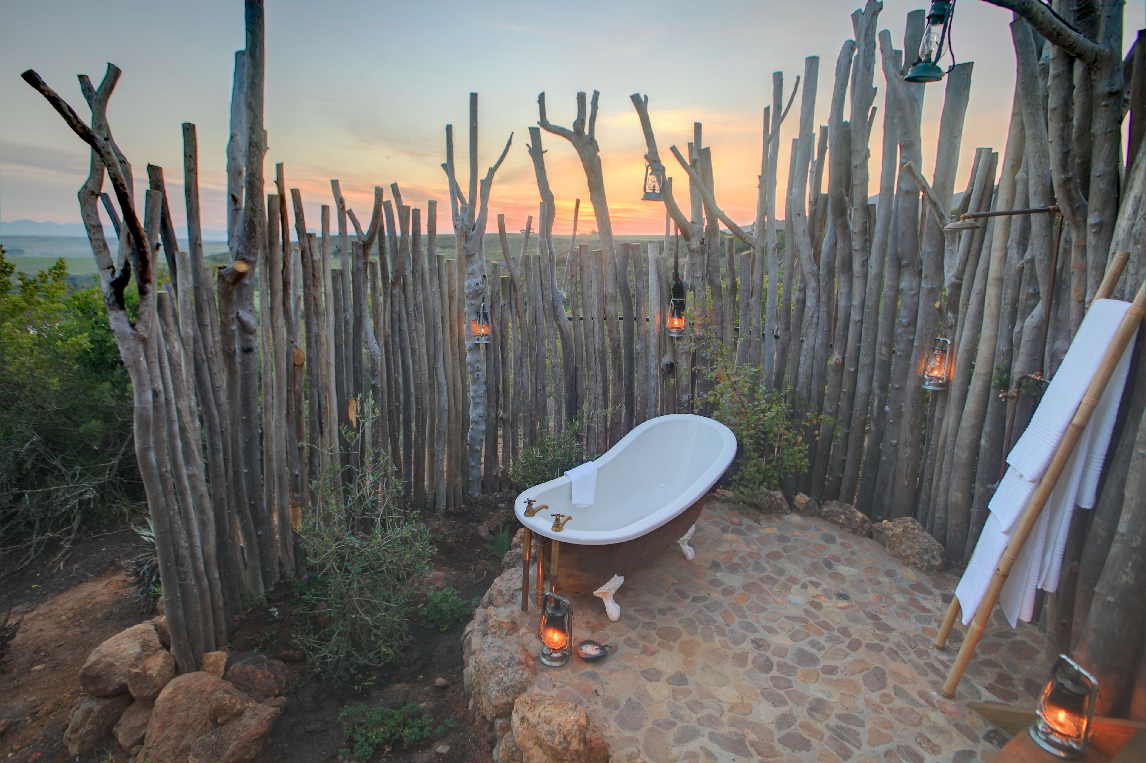 Amenidades de baño gratuitas, secadora de cabello, batas, toallas 