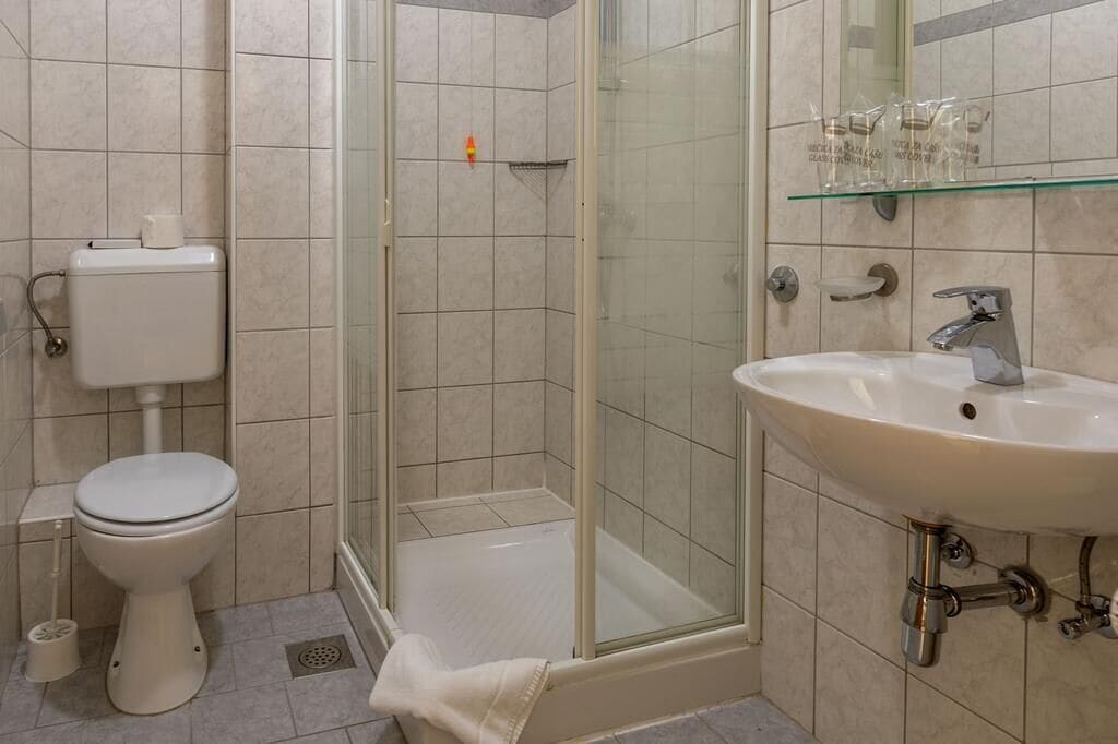 Doppel- oder Zweibettzimmer | Badezimmer