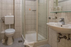 Double or Twin Room | Bathroom | Shower, free toiletries, hair dryer, towels - Hotel Porto (Zadar)
