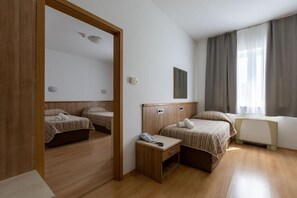 Caja de seguridad en la habitación, cortinas blackout y cunas 