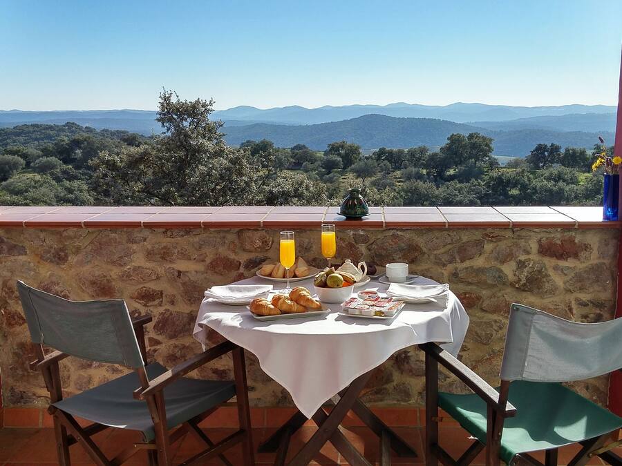 Daily continental breakfast (EUR 6 per person)