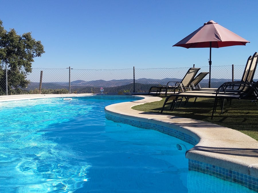 Een seizoensgebonden buitenzwembad, parasols voor strand/zwembad