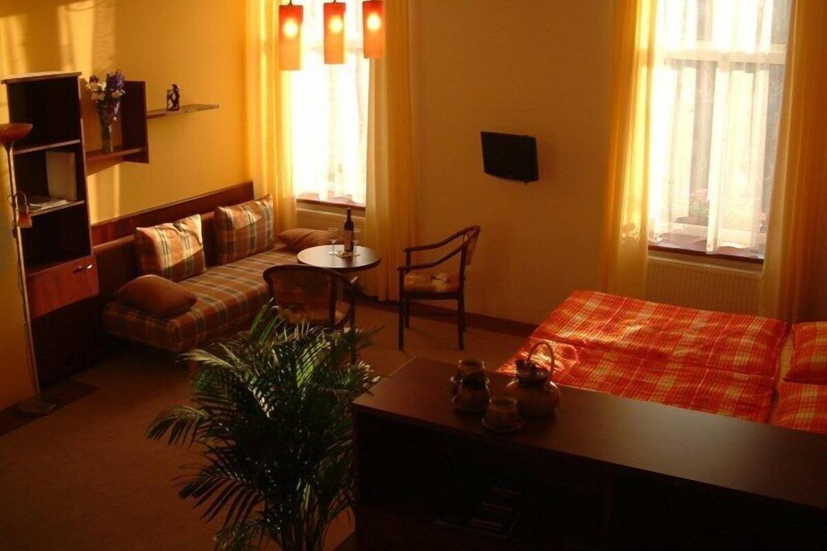 Căn hộ Business | Nệm có lớp đệm bông, minibar, két bảo mật tại phòng, bàn 