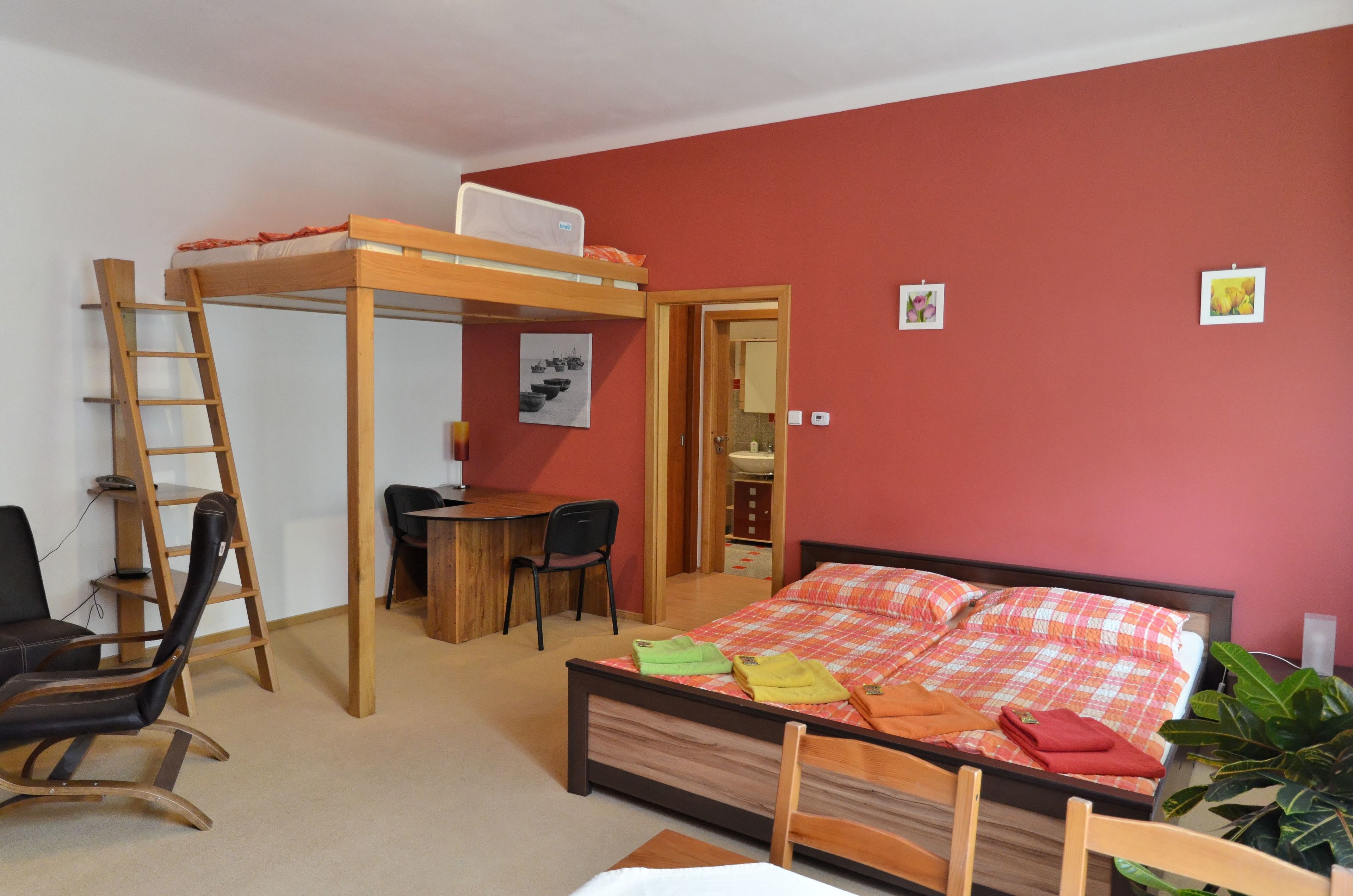 Surmatelas, minibar, coffres-forts dans les chambres, bureau