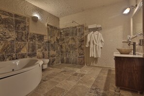 Deluxe Suite | Bathroom | Free toiletries, hair dryer, bathrobes, slippers