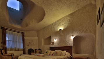 Suite (2 Adults) | Peralatan tempat tidur premium, item bar mini percuma