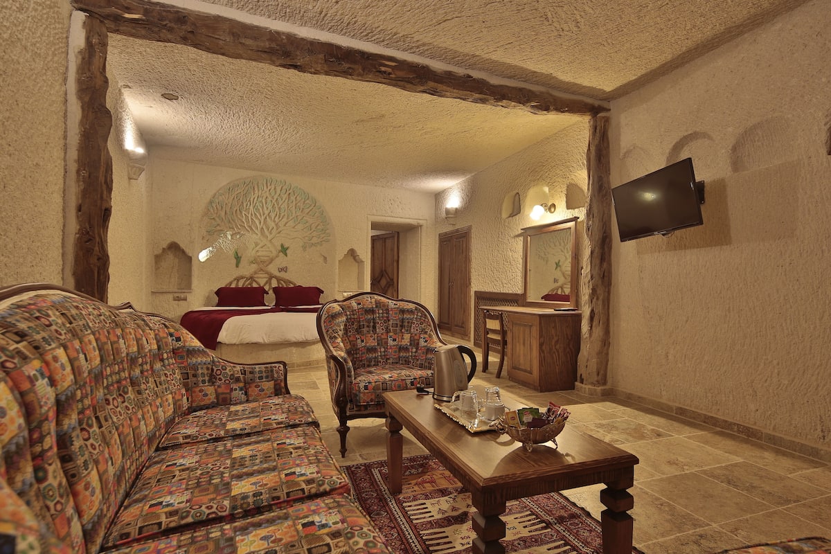 Deluxe Suite | Living area | LCD TV