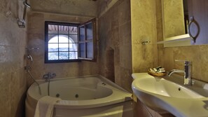 Indoor spa tub - Vezir Cave Suites (Nevsehir)