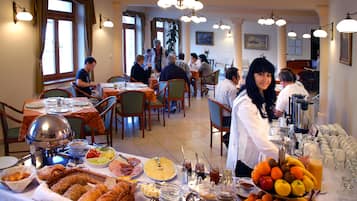 Free daily buffet breakfast