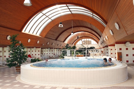 Indoor spa tub