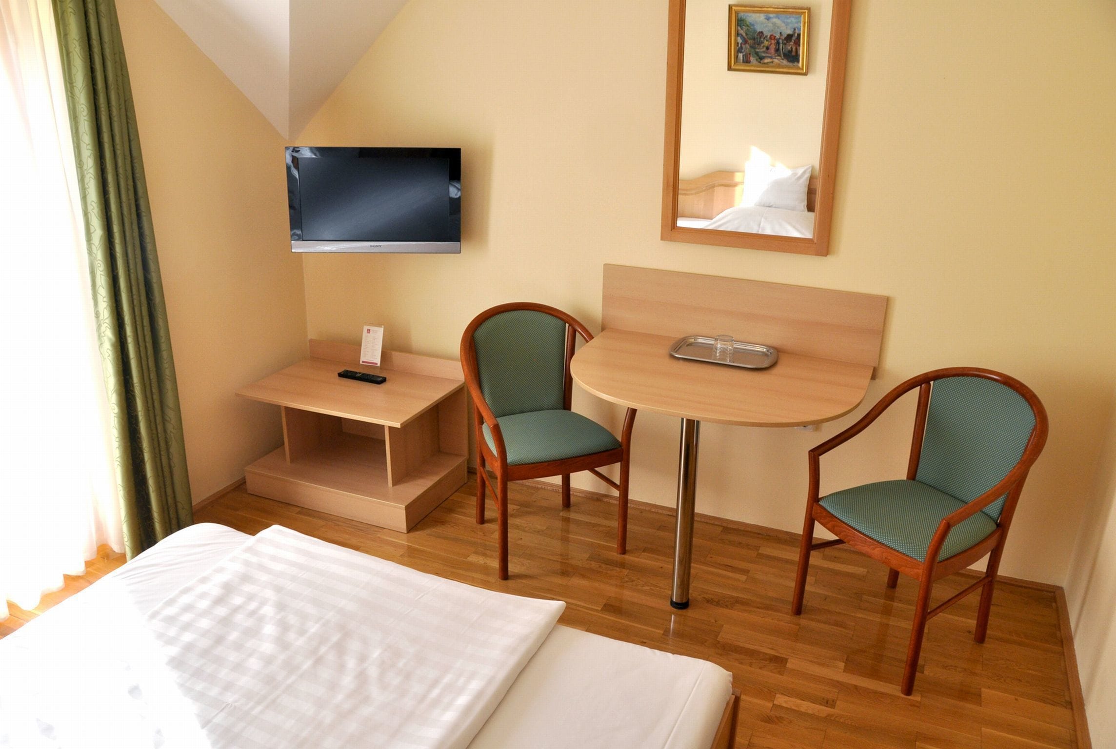 single room | minibar, in-room safe, desk, free wifi