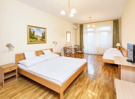 Quarto triplo conforto | Frigobar, cofres nos quartos, escrivaninha, Wi-Fi de cortesia