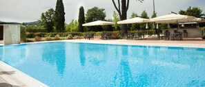 Sæsonbestemt udendørs pool, åben fra kl. 09.00 til kl. 19.00, parasoller