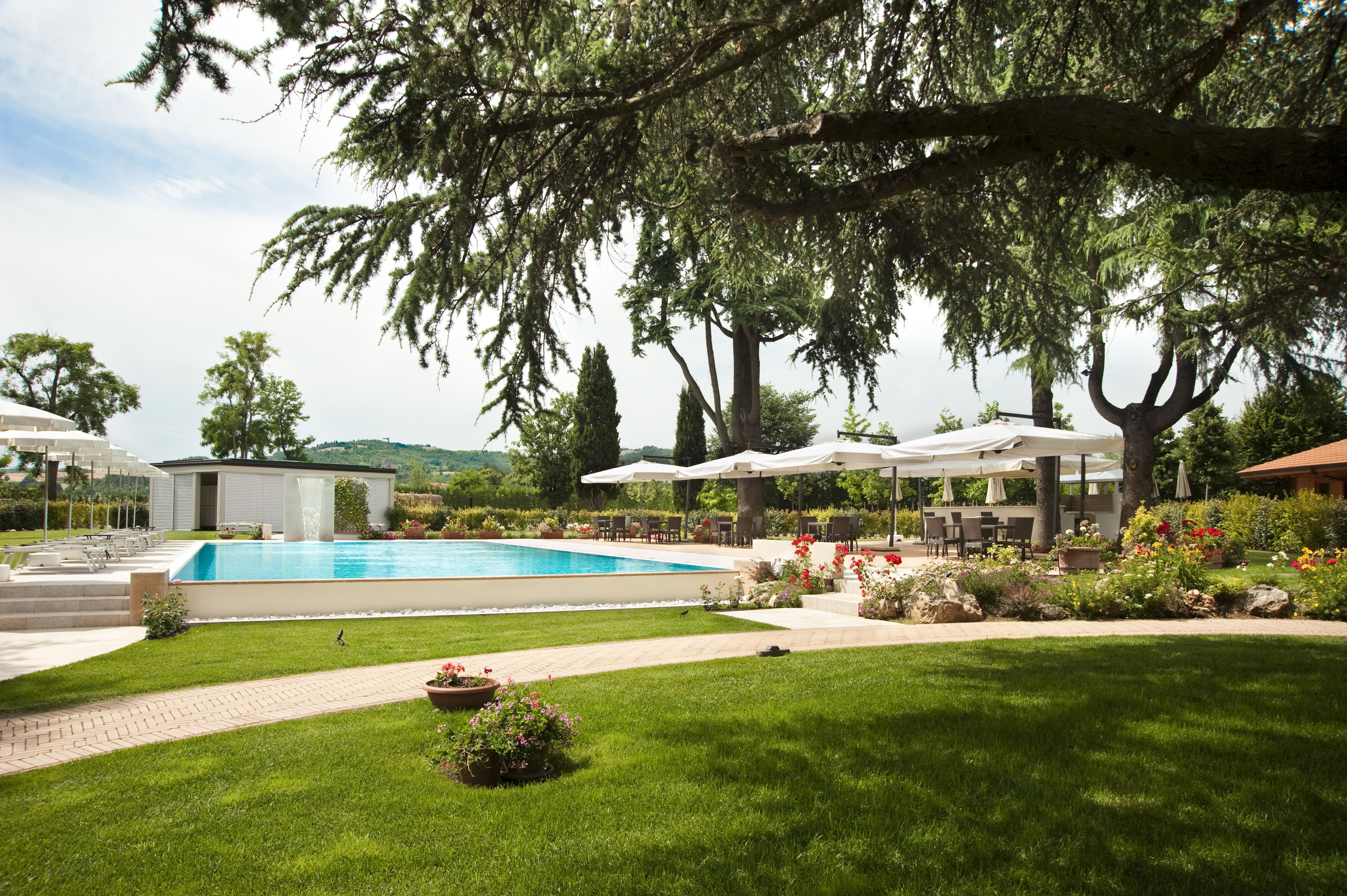 Sesongbasert utendørsbasseng, bassengparasoller og solsenger