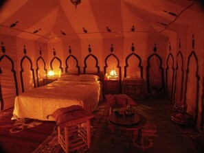 Een minibar, een bureau, geluiddichte muren, babybedden (toeslag)