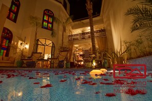 Outdoor pool, pool loungers - Riad Alma (Marrakech)