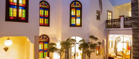 Piscine extérieure, chaises longues