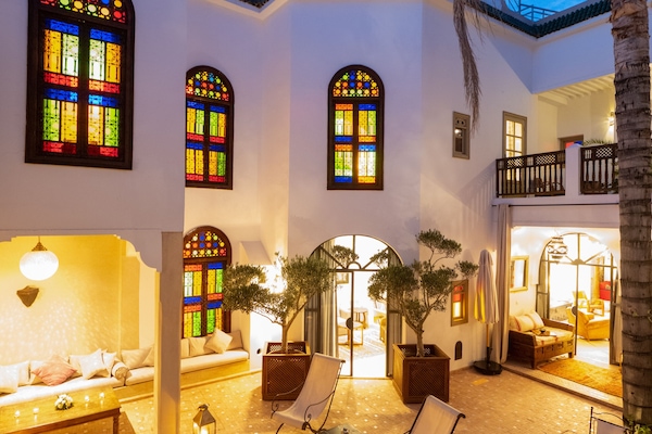 Una piscina al aire libre, tumbonas