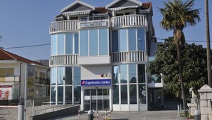 Un bâtiment dont la façade porte une enseigne indiquant « Villa Maslina » et « Zagrebská banka ».