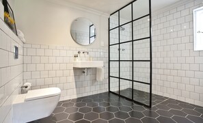 Shower, free toiletries, hair dryer, soap - Sugarbird Manor at Protea Heights Farm (Stellenbosch)