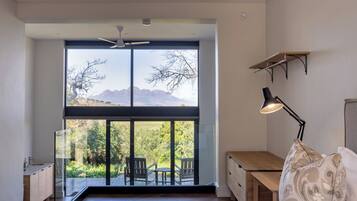 Suite panorámica, 1 cama King size, vista a la montaña, en el área del jardín | Vista desde la propiedad