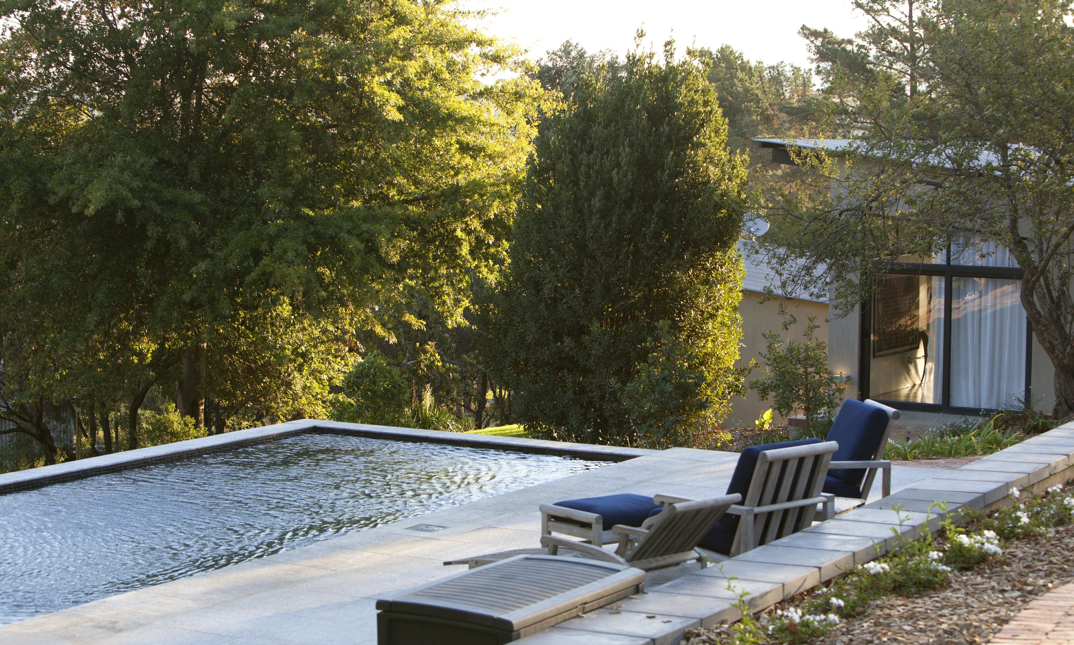 2 室外游泳池，池畔遮阳伞，日光浴躺椅