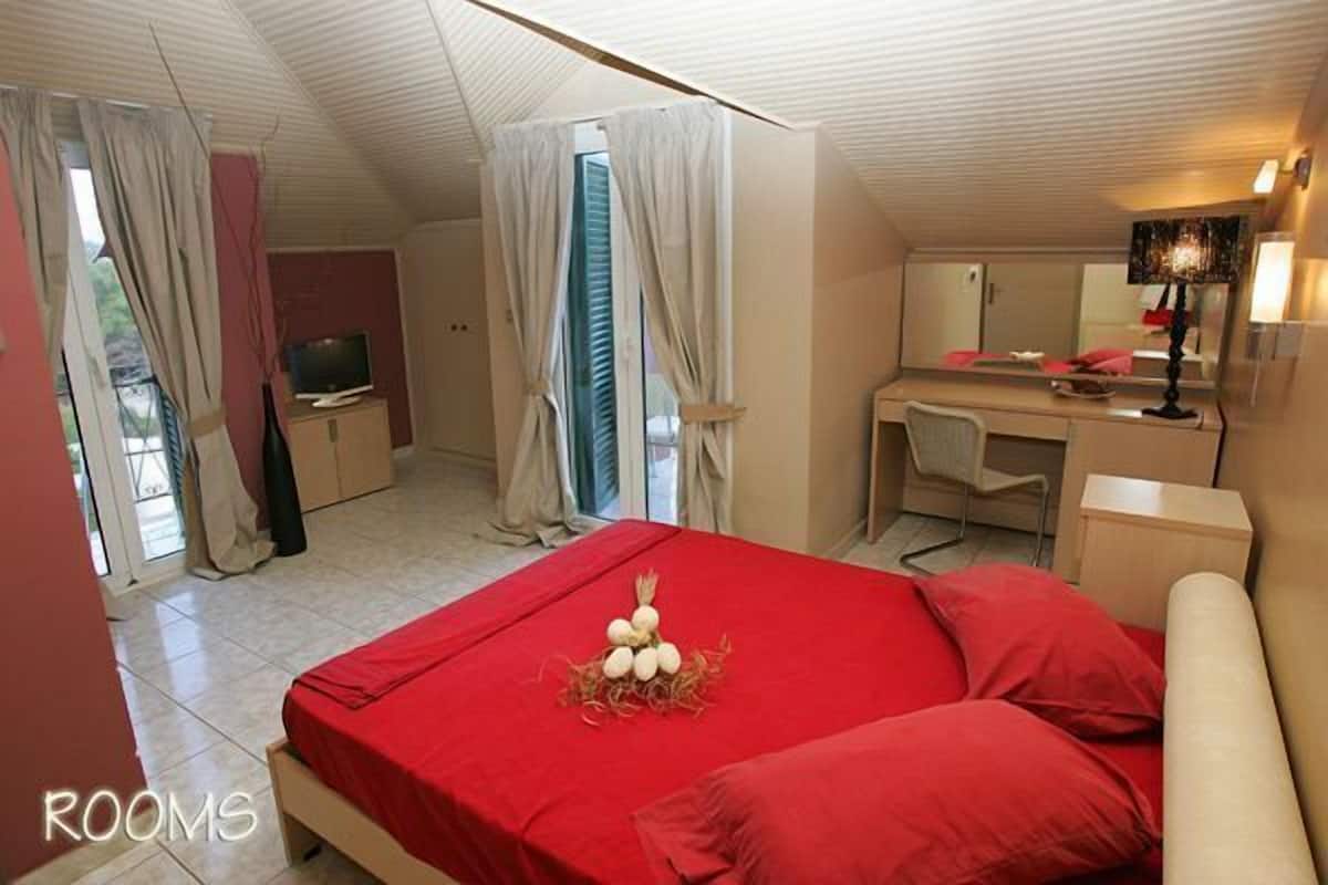Double Room | In-room safe, free WiFi, bed sheets