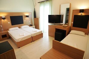 Triple Room | In-room safe, free WiFi, bed sheets