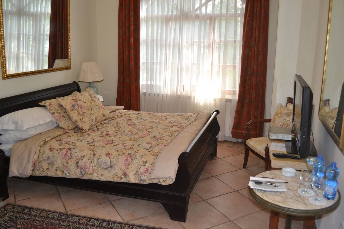 Egyptian cotton sheets, down duvets, pillow-top beds